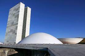 Pesquisa do Senado indica que 21% dos eleitores no Brasil se consideram de direita